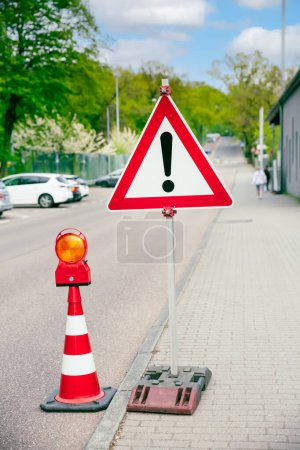 Foto de Código de tráfico con señal de tráfico punto de peligro en una carretera, signo de atención de exclamación roja, señal de carretera de triángulo rojo de peligro - Imagen libre de derechos