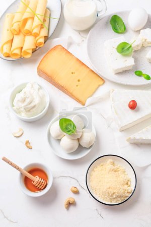 Foto de Surtido de diferentes productos lácteos en mesa blanca - Imagen libre de derechos