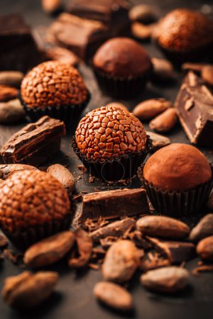 Foto de Dulces caseros con barras de chocolate y granos de cacao - Imagen libre de derechos