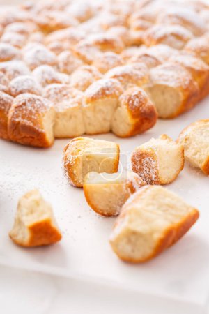 Téléchargez les photos : Petits pains sucrés, Buchteln (buchty), Buchteln - petits pains typiquement tchèques et autrichiens faits de pâte à levure - en image libre de droit