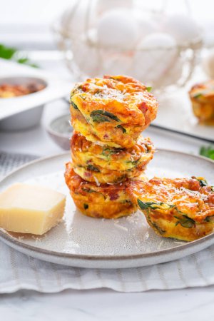 Foto de Muffins caseros sanos de la espinaca y del huevo del queso, alto proteína y desayuno bajo en carbohidratos - Imagen libre de derechos