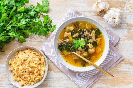 Téléchargez les photos : Soupe de champignons miso maison aux légumes et au chou frisé - en image libre de droit