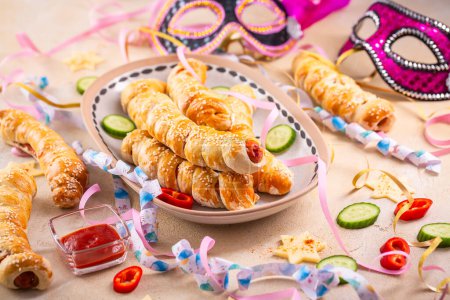 Foto de Cerdo en manta, salchichas largas envueltas en masa de levadura - carnaval tradicional, Fasching y comida de fiesta - Imagen libre de derechos