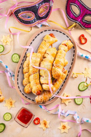 Foto de Cerdo en manta, salchichas largas envueltas en masa de levadura - carnaval tradicional, Fasching y comida de fiesta - Imagen libre de derechos