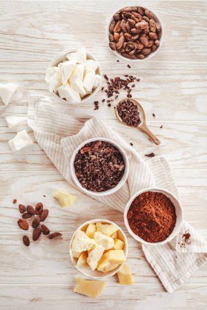 Foto de Granos de cacao, chocolate, manteca de cacao, plumas y cacao en polvo, ingredientes para hornear - Imagen libre de derechos