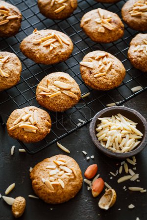 Téléchargez les photos : Biscuits maison au beurre d'arachide avec amande sur fond sombre - en image libre de droit