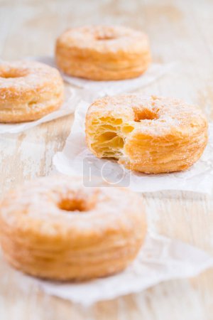 Téléchargez les photos : Cronuts - délicieuse fusion du croissant et du beignet avec de la confiture de framboises. Pâtisserie demi-donut et demi-croissant - en image libre de droit