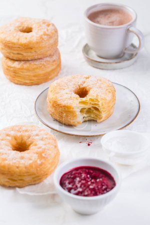 Téléchargez les photos : Cronuts - délicieuse fusion du croissant et du beignet avec de la confiture de framboises. Pâtisserie demi-donut et demi-croissant - en image libre de droit