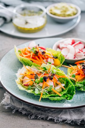 Foto de Lechuga vegana envuelve con verduras, aguacate y microgreens, bocadillo saludable - Imagen libre de derechos