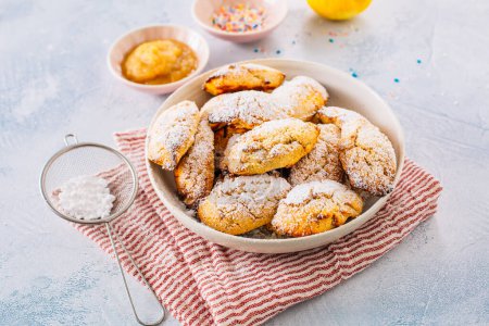 Téléchargez les photos : Boules de beignets au fromage cottage maison avec sucre en poudre et compote de pommes - en image libre de droit