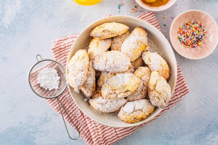 Téléchargez les photos : Boules de beignets au fromage cottage maison avec sucre en poudre et compote de pommes - en image libre de droit