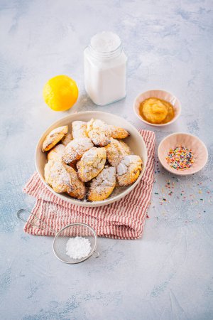 Foto de Bolas caseras de rosquillas de requesón con azúcar en polvo y salsa de manzana - Imagen libre de derechos