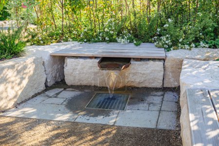 Foto de Diseño de agua moderno con zona de estar en un jardín, patio o parque de la ciudad - Imagen libre de derechos