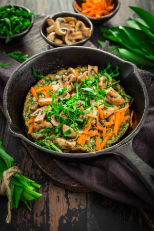 Téléchargez les photos : Quiche végétarienne ou crêpe au four avec ramson, carottes et champignons. - en image libre de droit