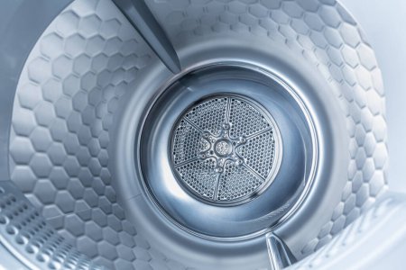 Téléchargez les photos : Intérieur du sèche-linge avec buanderie propre - nouvelle génération de sèche-pompe à chaleur, concept ménager - en image libre de droit