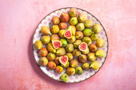 Téléchargez les photos : Figues douces mûres biologiques sur une assiette.. Figues méditerranéennes saines - en image libre de droit