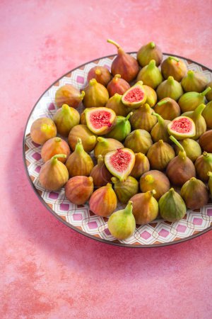 Foto de Higos dulces maduros orgánicos en un plato.. Higueras mediterráneas sanas - Imagen libre de derechos