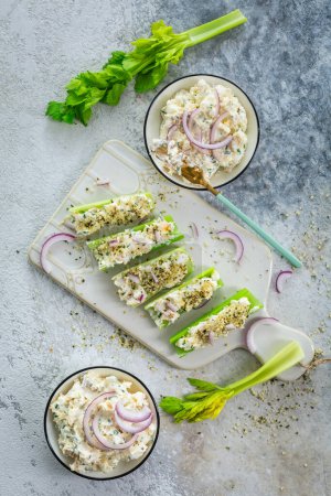Foto de Palitos de apio rellenos de ensalada de huevo y atún, verduras saludables y bocadillos antipasti - Imagen libre de derechos