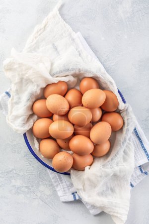 Foto de Huevos orgánicos frescos en la mesa de cocina - Imagen libre de derechos