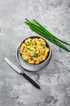 Foto de Huevo untado con cebolla verde y curry sobre fondo gris - Imagen libre de derechos