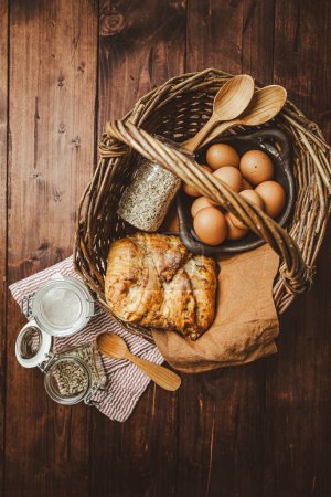 Foto de Harina de avena y pan de patata en la mesa de la cocina en tono marrón - Imagen libre de derechos
