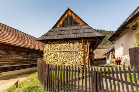 Téléchargez les photos : Vlkolinec, Slovaquie - Mois Jour Année : 31 mars 2024 : Patrimoine de l'Unesco, vieux village en bois de maisons en rondins historiques, réservation d'architecture folklorique - en image libre de droit