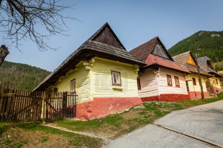 Téléchargez les photos : Vlkolinec, Slovaquie - Mois Jour Année : 31 mars 2024 : Patrimoine de l'Unesco, vieux village en bois de maisons en rondins historiques, réservation d'architecture folklorique - en image libre de droit