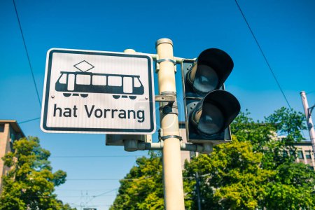 Deutsches Verkehrsschild mit "Straßenbahn hat Vorrang" mit Ampel