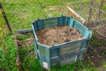 Kompostbehälter im Garten, aus Küchen- und Grünabfällen organischen Dünger herstellen