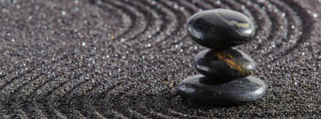 Téléchargez les photos : Sable texturé et pierre dans le jardin zen japonais - en image libre de droit