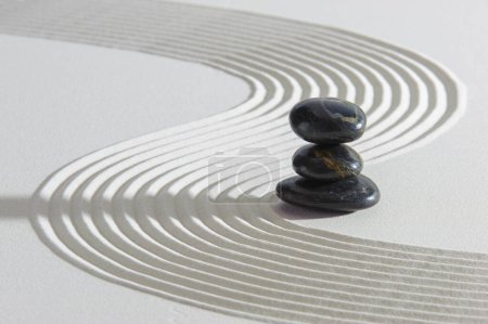 Téléchargez les photos : Sable texturé et pierre dans le jardin zen japonais - en image libre de droit
