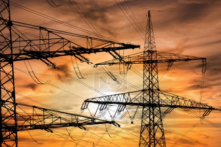 Téléchargez les photos : Pylônes et câble haute tension pour l'électricité et l'énergie - en image libre de droit