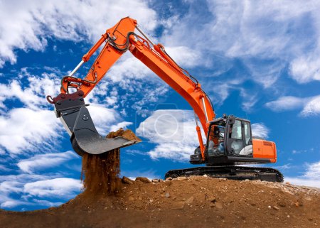 Foto de Excavadora está cavando y cargando en el sitio de construcción - Imagen libre de derechos