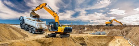 Téléchargez les photos : Excavatrice creuse et charge sur le chantier de construction - en image libre de droit