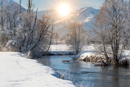 Téléchargez les photos : Paysage en hiver avec chaîne de montagnes et rivière - en image libre de droit