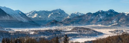 Téléchargez les photos : Paysage en hiver avec chaîne de montagnes et ciel bleu - en image libre de droit