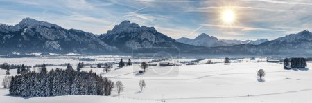 Téléchargez les photos : Paysage hivernal panoramique calme avec neige et chaîne de montagnes - en image libre de droit