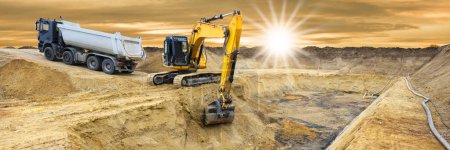 Téléchargez les photos : Excavatrice travaille et creuse dans le chantier de construction - en image libre de droit