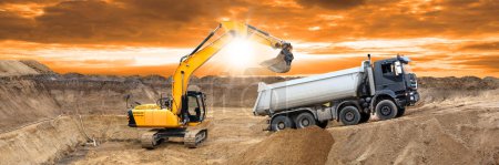 Téléchargez les photos : Excavatrice travaille et creuse dans le chantier de construction - en image libre de droit