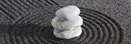 Téléchargez les photos : Jardin zen japonais avec pierre en sable texturé - en image libre de droit