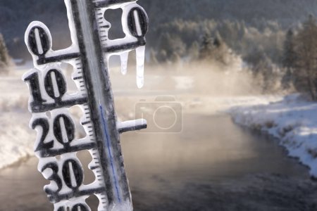 Téléchargez les photos : Thermomètre montre la température froide au jour d'hiver - en image libre de droit