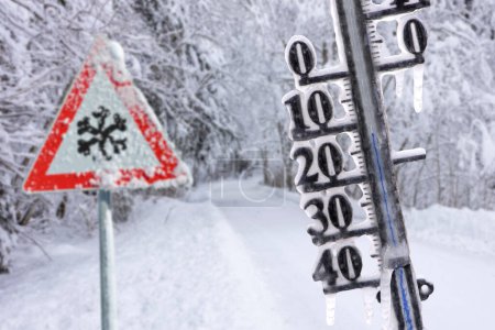 Thermometer zeigt am Wintertag kalte Temperaturen an