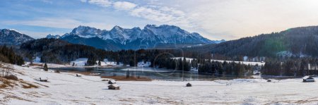 Téléchargez les photos : Paysage panoramique avec des montagnes dans la neige à la journée froide d'hiver - en image libre de droit