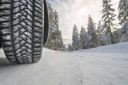 Neumáticos de invierno en carretera nevada
