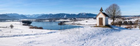 Téléchargez les photos : Vue panoramique sur la chaîne de montagnes derrière le lac en hiver - en image libre de droit