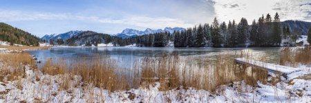 Téléchargez les photos : Vue panoramique sur la chaîne de montagnes derrière le lac en hiver - en image libre de droit