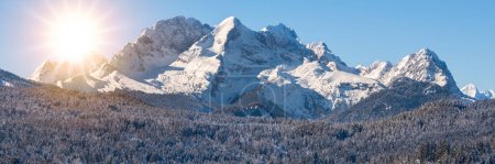Téléchargez les photos : Vue panoramique sur la chaîne de montagnes avec sommet Zugspitze - en image libre de droit