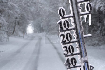 Foto de Termómetro muestra la temperatura fría en el día de invierno - Imagen libre de derechos