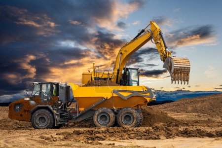 Téléchargez les photos : Excavatrice ist travail et creuser sur le chantier de construction - en image libre de droit