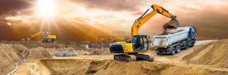 Téléchargez les photos : Excavatrice ist travail et creuser sur le chantier de construction - en image libre de droit